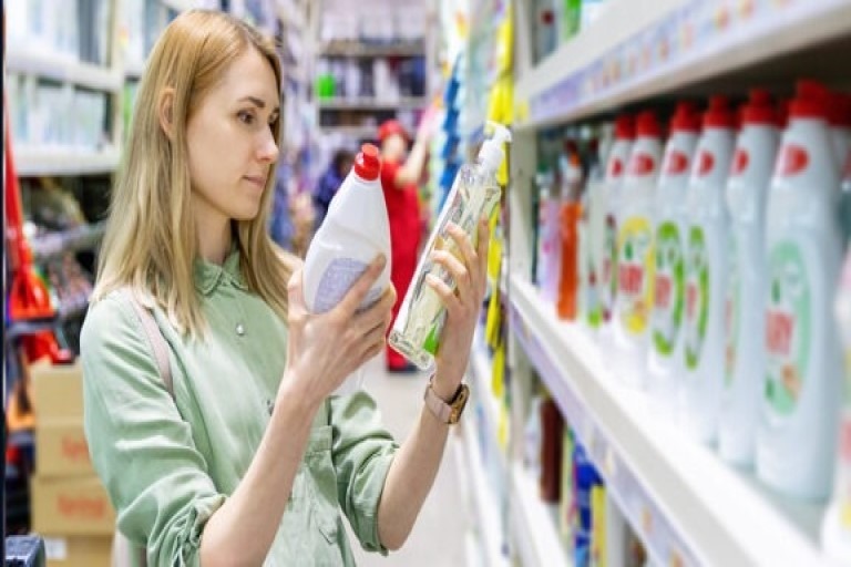 mujer mirando productos en varejo